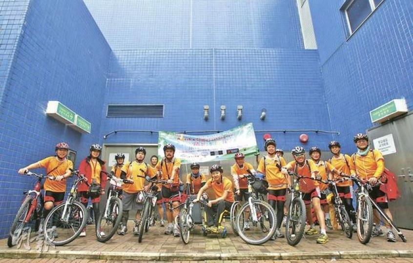 9名傷殘人士和5名健全人士昨早於落馬洲出發,展開4天踏單車上廣州的「踏出毅歷行」,為本港首次傷殘人士踏單車跨境活動。(林振東攝) 9名傷殘人士和5名健全人士昨早於落馬洲出發,展開4天踏單車上廣州的「踏出毅歷行」,為本港首次傷殘人士踏單車跨境活動。(林振東攝)