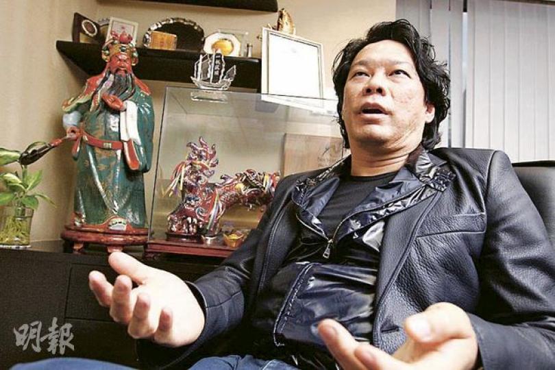 談完地產和電影,羅守耀亦談到明年的特首選舉,他指出﹕「我對特首選舉冇大興趣,梁生(梁振英)、唐生(唐英年)我都不認識。不過,我直覺上覺得唐生做特首會好一些,因為他為人看似中庸一點,講說話也『啱聽』一點。」(李紹昌攝) 談完地產和電影,羅守耀亦談到明年的特首選舉,他指出﹕「我對特首選舉冇大興趣,梁生(梁振英)、唐生(唐英年)我都不認識。不過,我直覺上覺得唐生做特首會好一些,因為他為人看似中庸一點,講說話也『啱聽』一點。」(李紹昌攝)