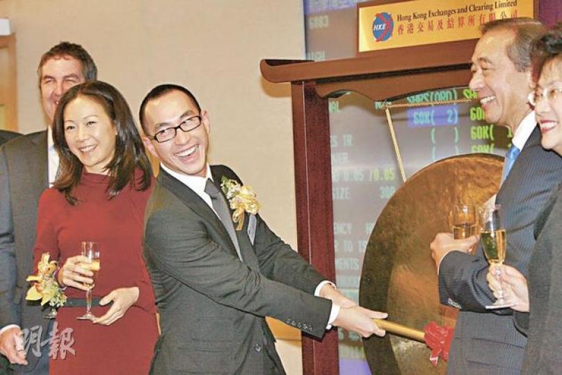 新濠博亞聯席主席何猷龍,於港交所打響「頭鑼」,夏佳理(圖右二)笑言鑼聲太大。(郭慶輝攝) 新濠博亞聯席主席何猷龍,於港交所打響「頭鑼」,夏佳理(圖右二)笑言鑼聲太大。(郭慶輝攝)