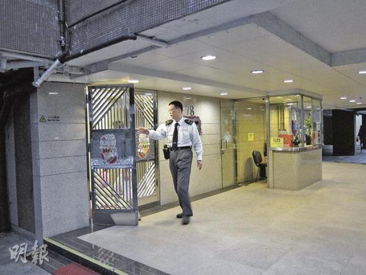 大批傳媒前往涉嫌被種票的美孚新邨單位守候,但業主梁平一直沒有現身,該大廈4個出入口均有保安員嚴陣以待,阻止傳媒入內採訪。(明報記者攝) 大批傳媒前往涉嫌被種票的美孚新邨單位守候,但業主梁平一直沒有現身,該大廈4個出入口均有保安員嚴陣以待,阻止傳媒入內採訪。(明報記者攝)