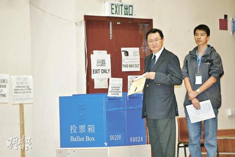 選舉管理委員會主席馮驊(左)昨日模擬投票,提醒選民不要摺疊選票。(李紹昌攝) 選舉管理委員會主席馮驊(左)昨日模擬投票,提醒選民不要摺疊選票。(李紹昌攝)