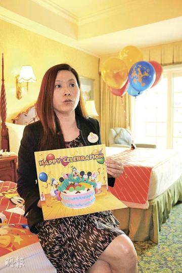 迪士尼酒店營運總經理何慧思指酒店近兩年增設「房間佈置」服務,如「主題慶祝」及「聖誕新年」主題。(陳家俊攝) 迪士尼酒店營運總經理何慧思指酒店近兩年增設「房間佈置」服務,如「主題慶祝」及「聖誕新年」主題。(陳家俊攝)