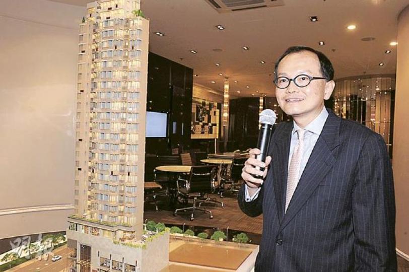 遠展高級營業及市務總監方俊指,近期樓價略為回落實屬健康調整,集團紅磡新盤寶御的意向呎價,仍將維持1萬元。(明報記者攝) 遠展高級營業及市務總監方俊指,近期樓價略為回落實屬健康調整,集團紅磡新盤寶御的意向呎價,仍將維持1萬元。(明報記者攝)