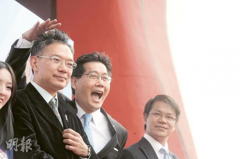 海洋公園嘅新過山車叫做「Hair Raiser」,意思係刺激程度會令到玩家頭髮豎起,噚日試玩嘅謝偉俊(左)真係玩到頭髮直豎。身邊嘅商務及經濟發展局長蘇錦樑雖無份玩,但見到阿Paul個樣笑得仲開心,仲要幫佢梳頭。(尹錦恩攝) 海洋公園嘅新過山車叫做「Hair Raiser」,意思係刺激程度會令到玩家頭髮豎起,噚日試玩嘅謝偉俊(左)真係玩到頭髮直豎。身邊嘅商務及經濟發展局長蘇錦樑雖無份玩,但見到阿Paul個樣笑得仲開心,仲要幫佢梳頭。(尹錦恩攝)