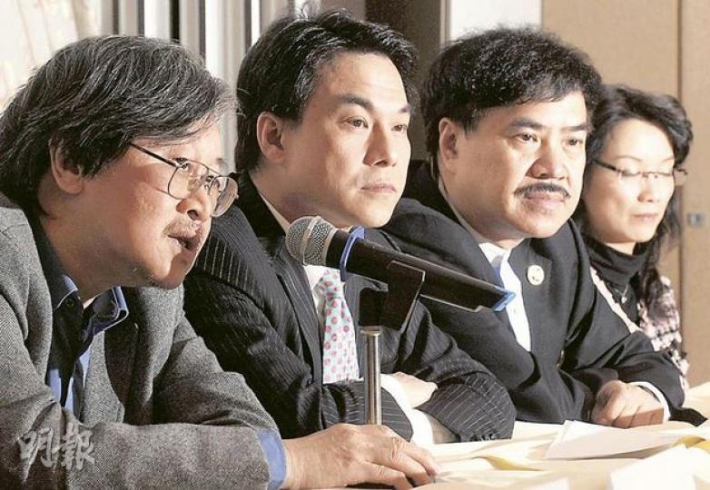 由多個醫生組織組成的「聯席香港關注醫療水平關注組」昨舉行記者會,成員蔡堅(左起)、郭寶賢、陳以誠和蘇潔瑩建議醫委會每年增加考執照試次數,讓更多海外醫生在港執業。(劉焌陶攝) 由多個醫生組織組成的「聯席香港關注醫療水平關注組」昨舉行記者會,成員蔡堅(左起)、郭寶賢、陳以誠和蘇潔瑩建議醫委會每年增加考執照試次數,讓更多海外醫生在港執業。(劉焌陶攝)