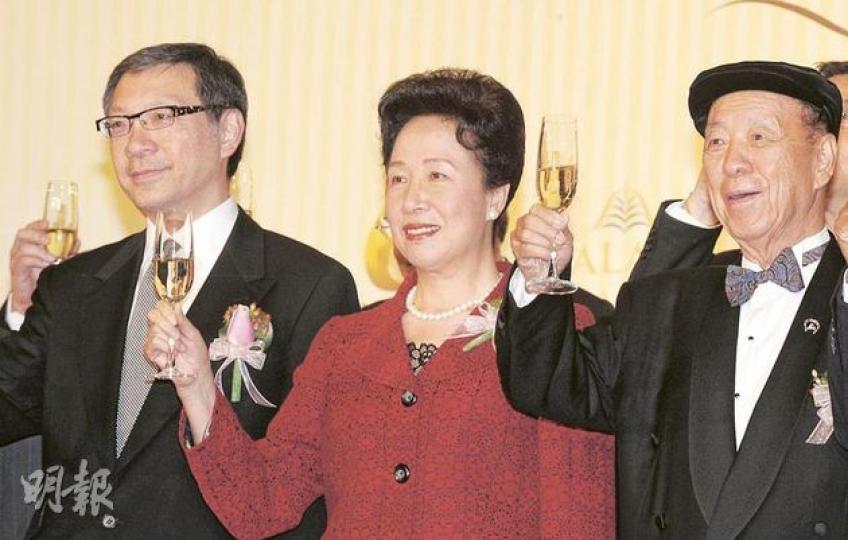 嘉華集團周年晚宴上,呂志和(右)及呂耀東(左)兩父子、連同中聯辦副主任郭莉(中)邀眾嘉賓一起舉杯。 (劉焌陶攝) 嘉華集團周年晚宴上,呂志和(右)及呂耀東(左)兩父子、連同中聯辦副主任郭莉(中)邀眾嘉賓一起舉杯。 (劉焌陶攝)