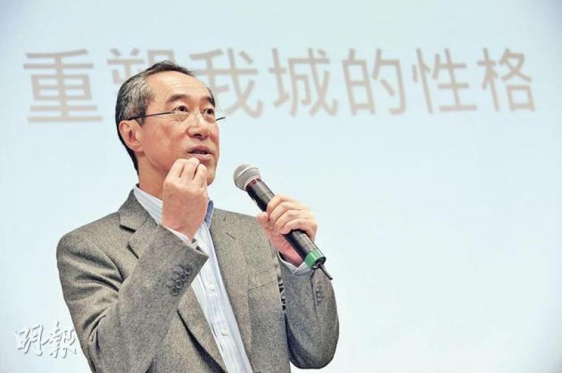 參選特首的唐英年昨與傳媒高層見面，明確放棄港府多年來信奉的積極不干預傳統，提倡政府在經濟發展上的角色應該更主動和主導。圖為他昨日下午出席一個論壇時的情况。（葉漢華攝）