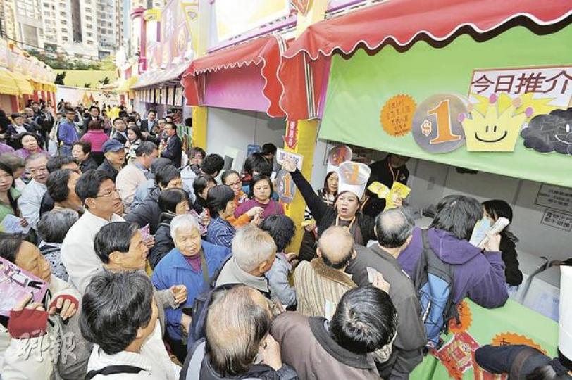 大昌行原價108元的金箔黑毛豬香腸,可以1元代價買一雙,每日限量20人,工展會甫開幕,便吸引數十市民一窩蜂搶購。(尹錦恩攝) 大昌行原價108元的金箔黑毛豬香腸,可以1元代價買一雙,每日限量20人,工展會甫開幕,便吸引數十市民一窩蜂搶購。(尹錦恩攝)