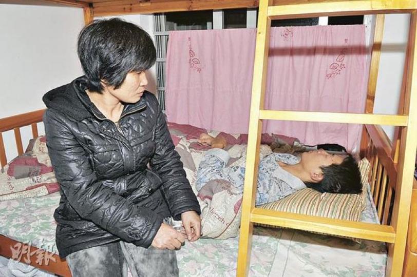 遭大判駕車企圖殺害的工人陳子森,6條肋骨斷裂一度命危,日前已出院返家休養,其母親為照顧兒子而停工,經濟頓陷困境。 (衛永康攝) 遭大判駕車企圖殺害的工人陳子森,6條肋骨斷裂一度命危,日前已出院返家休養,其母親為照顧兒子而停工,經濟頓陷困境。 (衛永康攝)