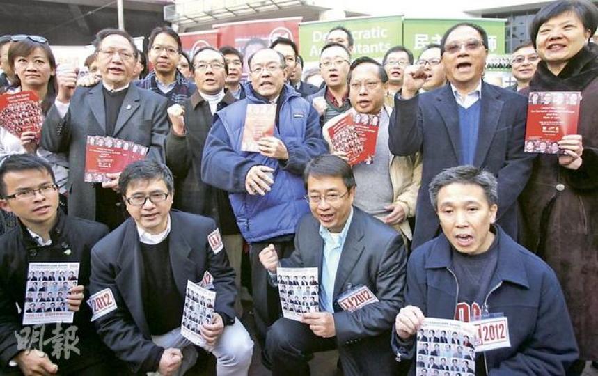 民主派昨落區拉票，呼籲選委選民投票，令民主派有望取得150名特首選舉提名。已表態參選特首的民主黨主席何俊仁（第二排右三）及民協馮檢基（第二排右四）均表示有信心取得足夠提名票入閘。民主黨楊森（第二排右二）及公民黨余若薇（第二排右一）昨亦到場支持。（林振東攝）