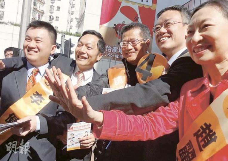 挺梁的立法會會計界議員陳茂波(中),昨日為兩張選委候選名單「Y5正能量」和「票在你手」打氣,圖為「Y5正能量」成員趙麗娟(右一)、黃顯榮(右二)、何鴻瑋(左二)和李健(左一)。(梁家欣攝) 挺梁的立法會會計界議員陳茂波(中),昨日為兩張選委候選名單「Y5正能量」和「票在你手」打氣,圖為「Y5正能量」成員趙麗娟(右一)、黃顯榮(右二)、何鴻瑋(左二)和李健(左一)。(梁家欣攝)