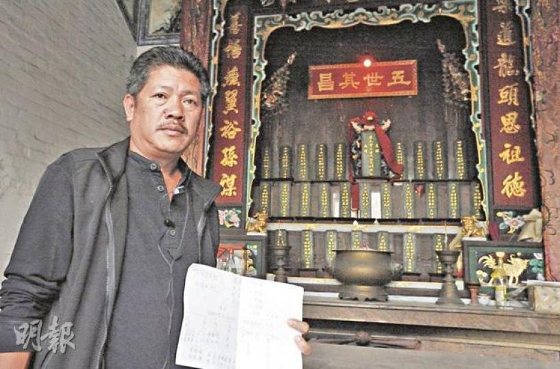 英龍圍村代表鄧肇康指出,原居民男丁年滿18歲後到祠堂「點燈」,即可擁有丁權,寫入族譜。他承認新界有丁權黑市交易,但辯稱是因為很多村地被政府徵收發展,令原居民無地可起丁屋,加上不少原居民無錢起屋,才將丁權賣掉,改善生活環境。(明報記者攝) 英龍圍村代表鄧肇康指出,原居民男丁年滿18歲後到祠堂「點燈」,即可擁有丁權,寫入族譜。他承認新界有丁權黑市交易,但辯稱是因為很多村地被政府徵收發展,令原居民無地可起丁屋,加上不少原居民無錢起屋,才將丁權賣掉,改善生活環境。(明報記者攝)