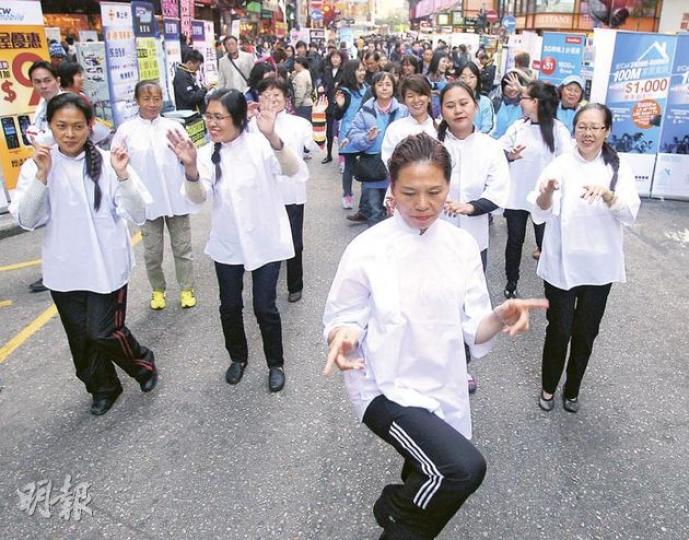 香港家務助理總工會昨於旺角行人專用區推廣「歲晚大掃除搵工互助計劃」,家務助理穿上傳統「馬姐」裝,隨着改編《財神到》大掃除版載歌載舞,寓意家務助理盡心盡力為市民服務,迎接新一年。(林振東攝) 香港家務助理總工會昨於旺角行人專用區推廣「歲晚大掃除搵工互助計劃」,家務助理穿上傳統「馬姐」裝,隨着改編《財神到》大掃除版載歌載舞,寓意家務助理盡心盡力為市民服務,迎接新一年。(林振東攝)