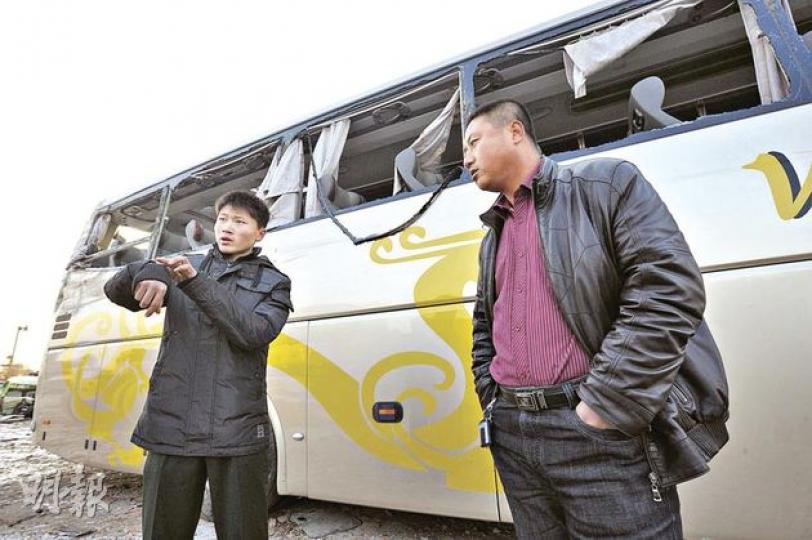 永安旅行團在吉林墜溝,鄉村醫生賀立軍(右)與休班解放軍邢豐見狀立即救人,昨日在毁爛旅巴前講述抬車及為傷者尋找斷臂經過。(葉漢華攝) 永安旅行團在吉林墜溝,鄉村醫生賀立軍(右)與休班解放軍邢豐見狀立即救人,昨日在毁爛旅巴前講述抬車及為傷者尋找斷臂經過。(葉漢華攝)