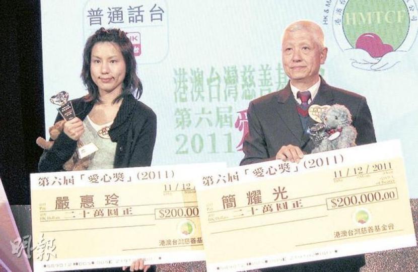 退休港人簡耀光（右）及護士嚴惠玲（左）身體力行，分別走入貧窮及戰亂地區救助當地人，與另外3名愛心天使同成為「第六屆愛心獎」得獎人，獲得20萬元獎金。（袁柏恩攝）