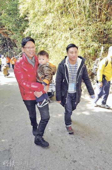 陳志雲抱住契仔滿場飛,笑言老來輪到契仔抱他了。(攝影﹕梁迺楠) 陳志雲抱住契仔滿場飛,笑言老來輪到契仔抱他了。(攝影﹕梁迺楠)