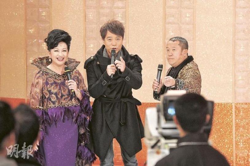 李克勤在東華演唱《孔明燈》,被曾志偉笑指他表演破冰。(攝影:劉永銳) 李克勤在東華演唱《孔明燈》,被曾志偉笑指他表演破冰。(攝影:劉永銳)