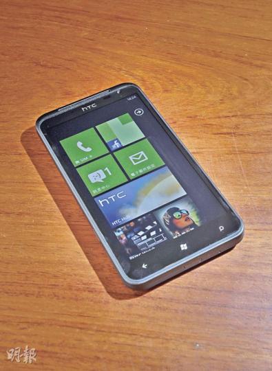 HTC Titan跟同備4.7吋屏幕的白色Sensation XL相比，兩者體積相若。（李澤彤攝）
