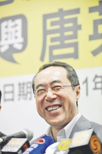 唐英年強調會虛心爭取選委的每一張提名票，他早前向泛民選委發出恭賀電郵，表明希望盡快與選委見面。（葉漢華攝）