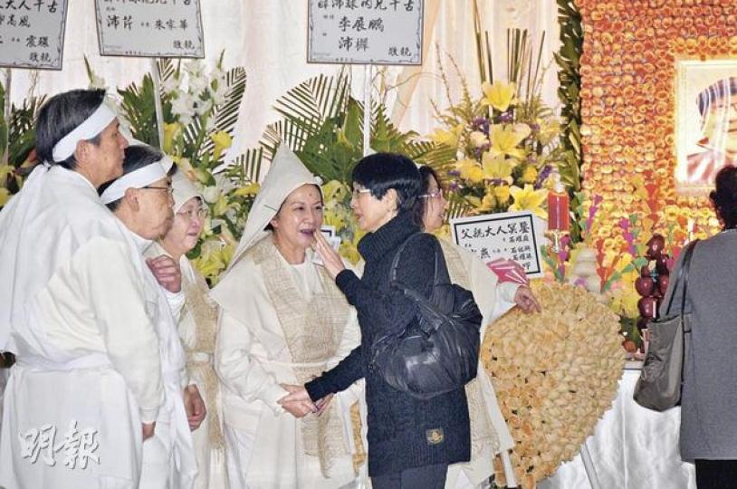 薛家燕姐姐捧着遺照,送別亡父。(攝影/記者:劉一立)
薛家燕姐姐捧着遺照,送別亡父。(攝影/記者:劉一立)