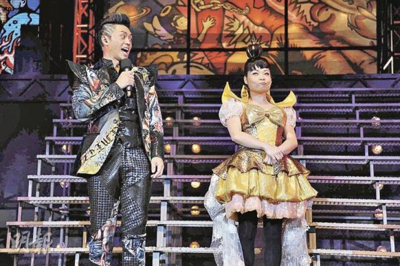 小儀以「黃金剩女」造型幫森美載歌載舞。(攝影/記者:楊安莉) 小儀以「黃金剩女」造型幫森美載歌載舞。(攝影/記者:楊安莉)