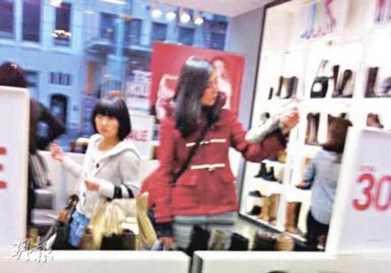王祖賢在加拿大與友人逛鞋店,被網友拍下照片。(微博圖片) 王祖賢在加拿大與友人逛鞋店,被網友拍下照片。(微博圖片)