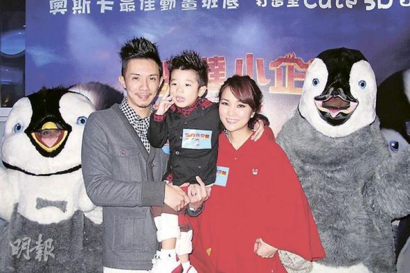 張繼聰一家三口出席《踢躂小企鵝2》首映。(攝影/記者﹕柯美) 張繼聰一家三口出席《踢躂小企鵝2》首映。(攝影/記者﹕柯美)