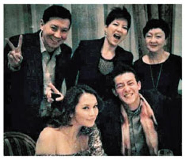 聖誕節與父母及兩個家姐慶祝,陳冠希極之興奮。(微博圖片) 聖誕節與父母及兩個家姐慶祝,陳冠希極之興奮。(微博圖片)