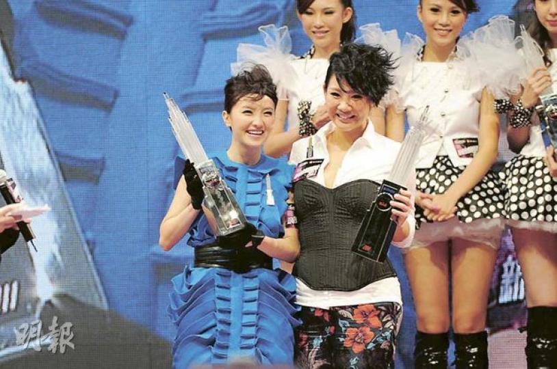 林欣彤與鄭欣宜同時獲封「女新人王」,皆大歡喜。(攝影﹕娛樂組)
林欣彤與鄭欣宜同時獲封「女新人王」,皆大歡喜。(攝影﹕娛樂組)