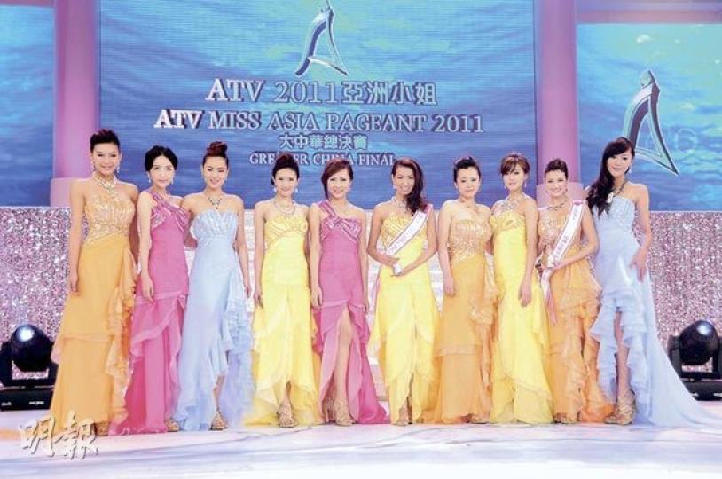 楊鑫婷（左起）、馮雪冰、王家敏、馮虞軒、梁樂思、胡主莉、陳一荻、張瑋純、裘琳及林汧安順利躋身亞洲小姐總決賽。（攝影：鍾偉茵） 是非亞姐（17）馮虞軒（右起）、（18）王家敏與熱門的（19）馮雪冰及（20）楊鑫婷順利入總決賽再鬥過。（攝影：鍾偉茵） （6）裘琳憑美好身段與笑容，奪得「大中華親善小姐大獎」。（攝影：鍾偉茵） （14）胡主莉成為「大中華親善小姐大獎」得主。（攝影：鍾偉茵） （2）林汧安成為時尚魅力大獎得主。（攝影：鍾偉茵） （見圖）奪得「最是非精大獎一臉委屈。（攝影：鍾偉茵） 落選亞洲