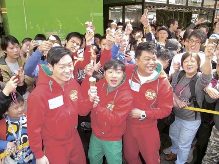 「福祿壽」李思捷、王祖藍及阮兆祥到鬧市為演唱會造勢，但他們聲稱只演一場，觀眾們撲飛請早了。（攝影/記者：梁榮達）