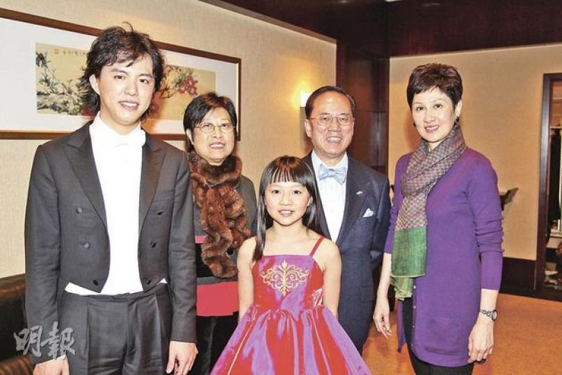 李雲迪（左一）及楊沛宜小朋友（左三）精彩演出，獲特首曾蔭權伉儷及張王幼倫（左五）到場欣賞。（攝影/記者：林蘊兒）