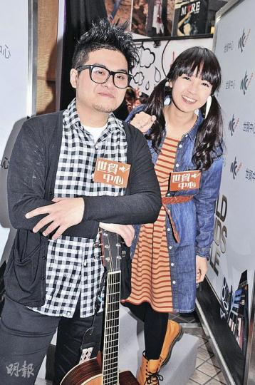 糖兄求婚成功，沒有着落的糖妹希望儲定「姑婆本」。（攝影：孫華中）