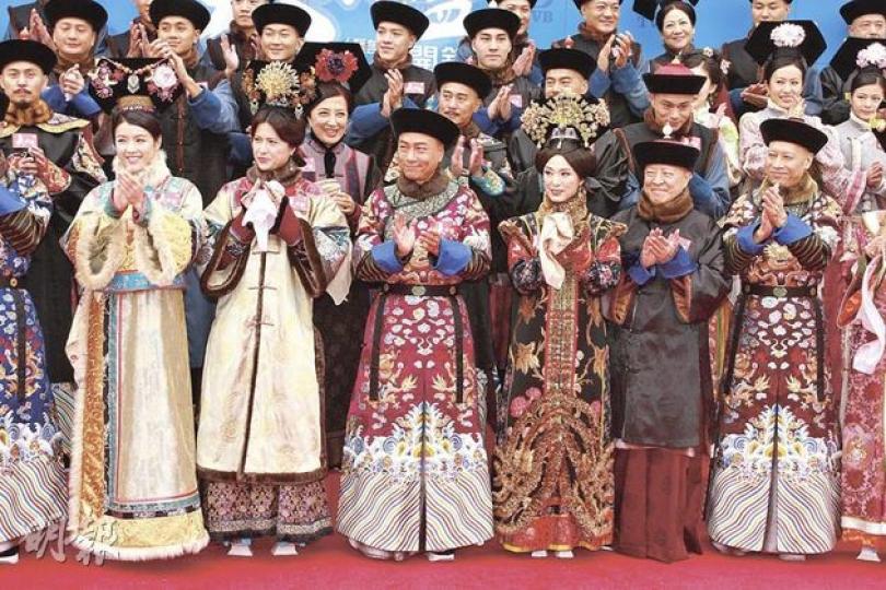 陳茵媺（左起）、邵美琪、黎耀祥、米雪、鍾景輝在《大太監》鬥戲連場。（攝影/記者：劉一立） 飾演太監李連英的黎耀祥向慈禧米雪下跪。（攝影/記者：劉一立）