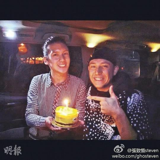 關智斌（左）獲BOYZ拍檔張致恒送上蛋糕祝賀。（微博圖片）