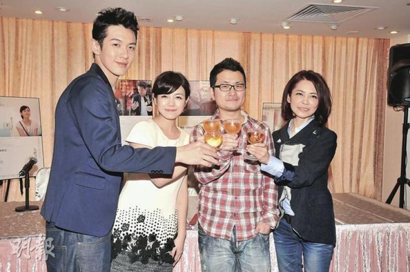 《那些年》榮登「香港開埠以來最賣座華語片冠軍」寶座，柯震東（左起）、陳妍希、九把刀及柴智屏當然飲得杯落。（攝影：孫華中）《那些年》這股「台風」創造了票房神話。（微博圖片）