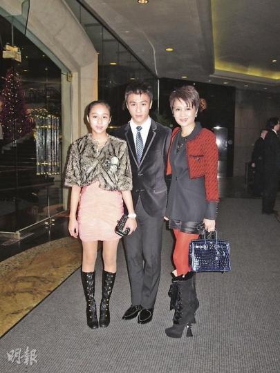 四太梁安琪日間先陪伴賭王歎茶，夜晚拖着猷君、超欣匯合其他子女出席舞會。（攝影：鍾偉茵、黃梓烜）劉鑾雄與甘比拖實小女兒秀樺，與女兒秀融（圖3）齊齊倒數。（攝影：鍾偉茵、黃梓烜）（圖3）（攝影：鍾偉茵、黃梓烜）猷亨與新女友Sabrina熱戀，兩人在除夕夜舞會形影不離。（攝影：鍾偉茵、黃梓烜）何猷君偕女性朋友匆匆閃入舞會，未知是否準備帶朋友仔見家長。（攝影：鍾偉茵、黃梓烜）超盈與男友Greg十指緊扣，否定分手傳言。（攝影：鍾偉茵、黃梓烜）