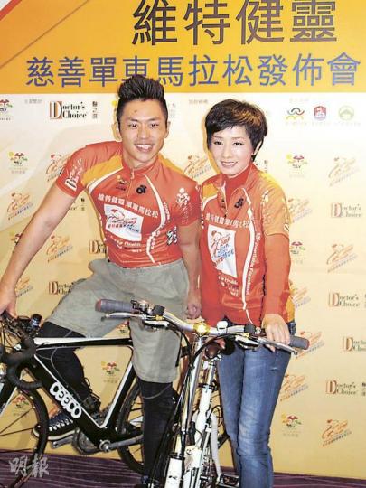 森美與毛舜筠穿上單車戰衣出席記者會。（攝影/記者﹕柯美 ）
