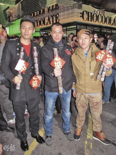 謝天華(中)與MC Jin(右)拿着「掂過碌蔗」宣傳《潛罪犯》。(攝影/記者:鍾一虹)
謝天華(中)與MC Jin(右)拿着「掂過碌蔗」宣傳《潛罪犯》。(攝影/記者:鍾一虹)