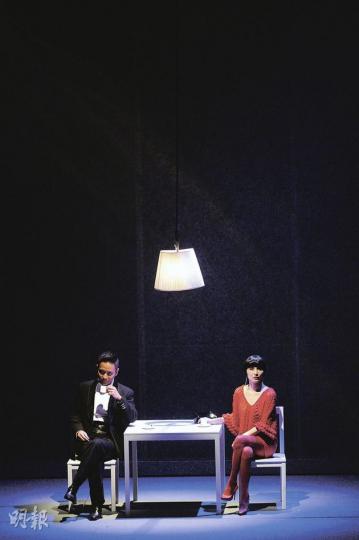 謝君豪、何超儀演繹現代男女錯綜複雜的愛情關係。（攝影：梁迺楠） 何超儀與謝君豪肉緊相擁激吻。（攝影：梁迺楠） 胡美儀（右）、林錦棠演繹經典戲曲《紫釵記》李益與霍小玉的愛情故事。（攝影：梁迺楠） 毛俊輝領導演員再度演出8場《情話紫釵》。（攝影：梁迺楠）