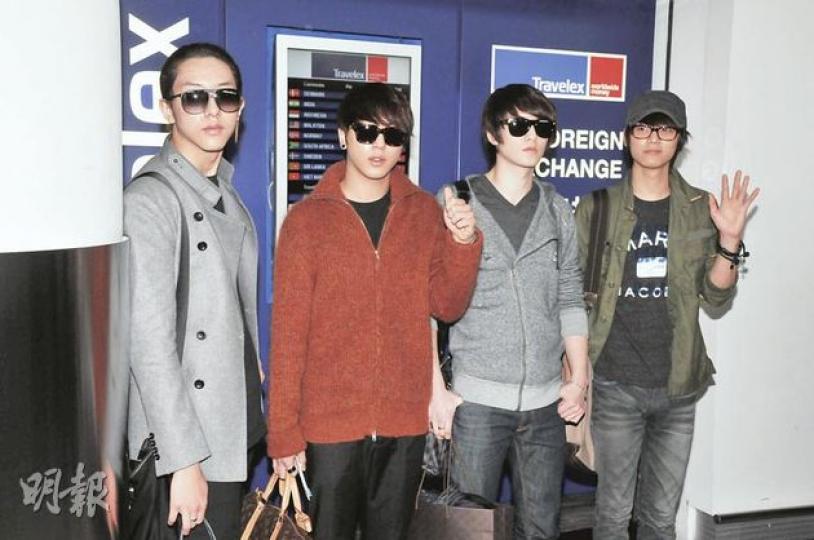 Cool爆的CNBLUE成員李正信（左起）、鄭容和、李宗泫及姜敏赫昨午抵港，應要求企定定拍照。（攝影﹕孫華中） CNBLUE昨午抵港，吸引近200名粉絲迫爆機場。（攝影﹕孫華中） 保安築起人牆，不讓粉絲接近CNBLUE的座駕。（攝影﹕孫華中）