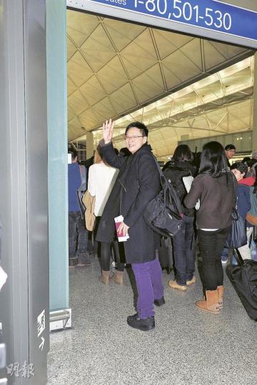 陳志雲入閘時回頭向記者揮手道別，正式踏入遊學生涯。（攝影：劉永銳） 無綫外事部副總監曾醒明到機場送別舊同事陳志雲。（攝影：劉永銳） 陳志雲的1歲契仔似乎不太習慣記者的鏡頭。（攝影：劉永銳）