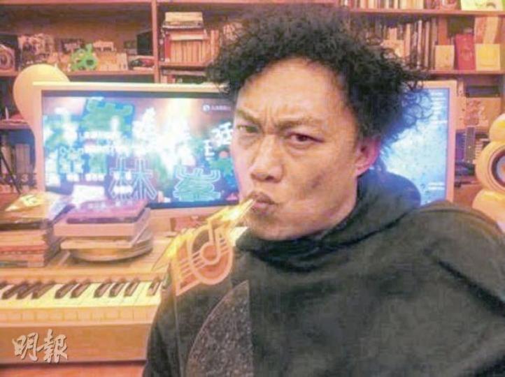 陳奕迅拿着昔日的勁歌獎座自拍Chok樣,諷刺林峯。(微博圖片) 陳奕迅拿着昔日的勁歌獎座自拍Chok樣,諷刺林峯。(微博圖片)