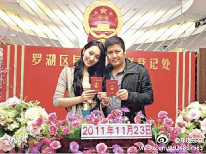 2009亞姐冠軍許瑩與圈外男友鄭曉東於去年11月23日在羅湖註冊結婚。(微博圖片) 許瑩穿著裙掛出嫁。(微博圖片) 2009亞姐冠軍許瑩與圈外男友鄭曉東於去年11月23日在羅湖註冊結婚。(微博圖片) 許瑩穿著裙掛出嫁。(微博圖片)