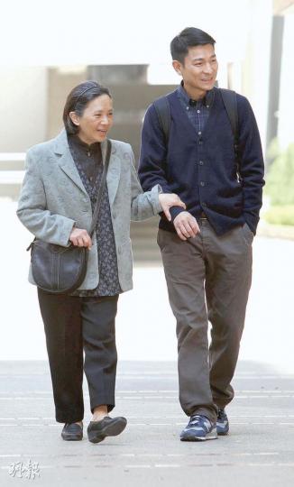 葉德嫻再次攞影后,未知劉德華會怎樣跟契媽慶祝呢?(微博圖片) 劉青雲憑《奪命金》擊敗自己的《竊聽風雲2》奪得「最佳男演員」。(微博圖片) 姜文的《讓子彈飛》以兩票之差險勝徐克的《龍門飛甲》,獲得「最佳導演」。(微博圖片) 葉德嫻再次攞影后,未知劉德華會怎樣跟契媽慶祝呢?(微博圖片) 劉青雲憑《奪命金》擊敗自己的《竊聽風雲2》奪得「最佳男演員」。(微博圖片) 姜文的《讓子彈飛》以兩票之差險勝徐克的《龍門飛甲》,獲得「最佳導演」。(微博圖片)