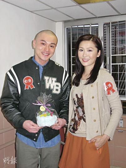黃浩然與周麗淇以情侶檔姿態探訪安老院，跟長者提早拜年。（攝影/記者﹕梁榮達）