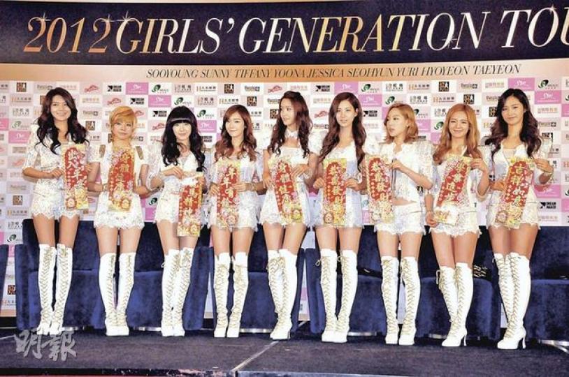少女時代成員秀英（左起）、Sunny、Tiffany、Jessica、潤娥、徐玄、隊長泰妍、孝淵、俞利齊齊換上制服，手執揮春向大家拜個早年。（攝影：孫華中  鍾偉茵） 俞利前晚抵港時雖然已深夜，但仍架起墨鏡。（攝影：孫華中  鍾偉茵） 徐玄沿途跟歌迷揮手打招呼，非常親切。（攝影：孫華中  鍾偉茵） 潤娥（左）、孝淵形影不離，在仁川機場出發時兩人並肩入閘，抵港後又一起出閘。（攝影：孫華中  鍾偉茵） Sunny出閘時雖已是凌晨，但依然精神奕奕。（攝影：孫華中  鍾偉茵） Jessica一身豹紋衣裝