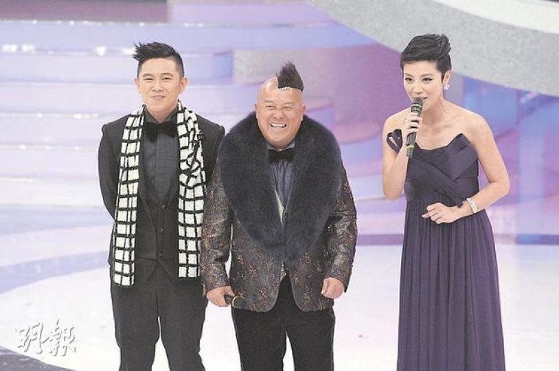 曾志偉老貓燒鬚，連環講錯佳麗名字。（攝影：鍾偉茵、孫華中） 李克勤破冰後頻頻亮相無綫，他昨晚與許廷鏗、林欣彤同台合唱。（攝影：鍾偉茵、孫華中）