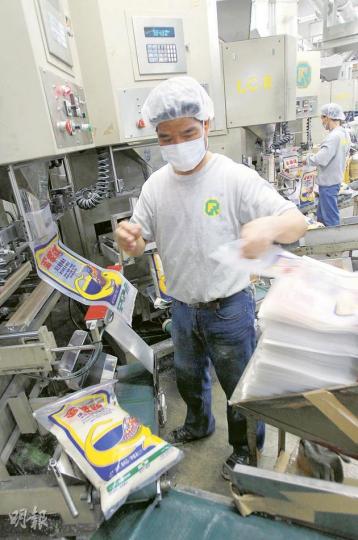金源米業堅持生產線全在香港，圖為公司在青衣的食米包裝生產線，一天可包裝7萬袋食米。（林振東攝） 金源米業副主席林世豪說，由於食米是基本糧食，港府對食米進口及存量均有嚴格管制，市民毋須過分擔心食米供應。（林振東攝）