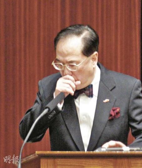 特首曾蔭權昨日出席答問大會期間多番咳嗽，要停下飲水，他指自己未來仍有外訪，包括要到北京出席兩會、到瑞士及拉丁美洲訪問。立法會主席曾鈺成在答問大會完結前，特別祝願各官員和議員來年「龍馬精神、百毒不侵」。（郭慶輝攝）